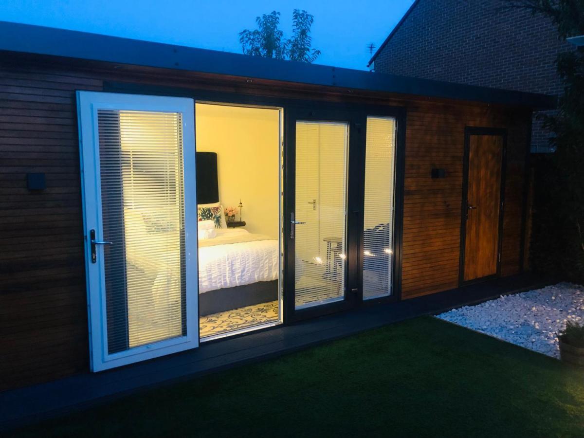 Meezee Pearl Double Bed Lodge With Free Parking Солфорд Экстерьер фото