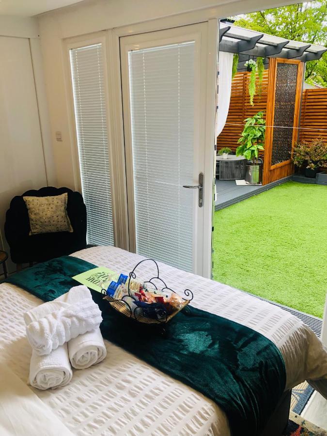 Meezee Pearl Double Bed Lodge With Free Parking Солфорд Экстерьер фото