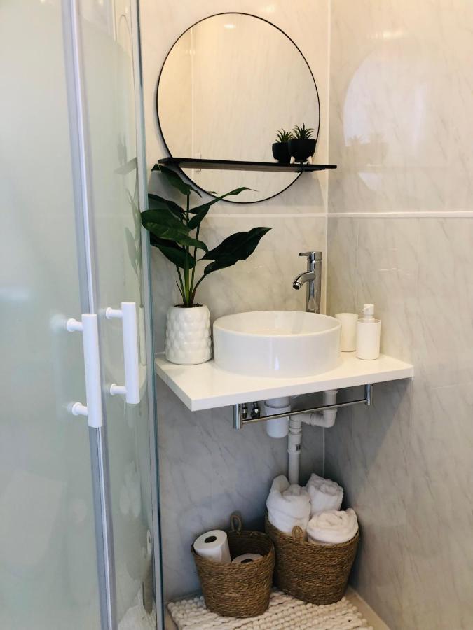 Meezee Pearl Double Bed Lodge With Free Parking Солфорд Экстерьер фото