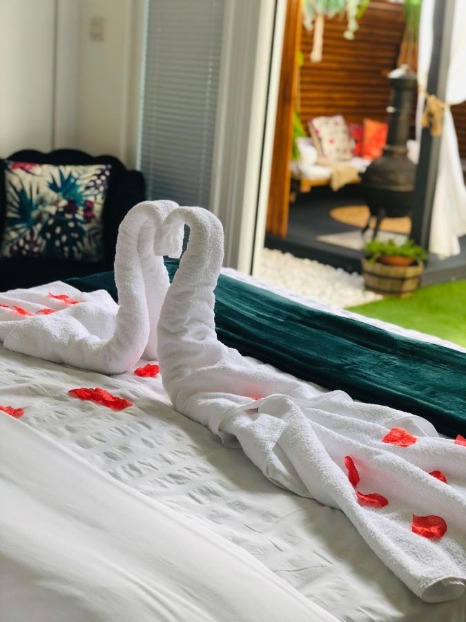 Meezee Pearl Double Bed Lodge With Free Parking Солфорд Экстерьер фото