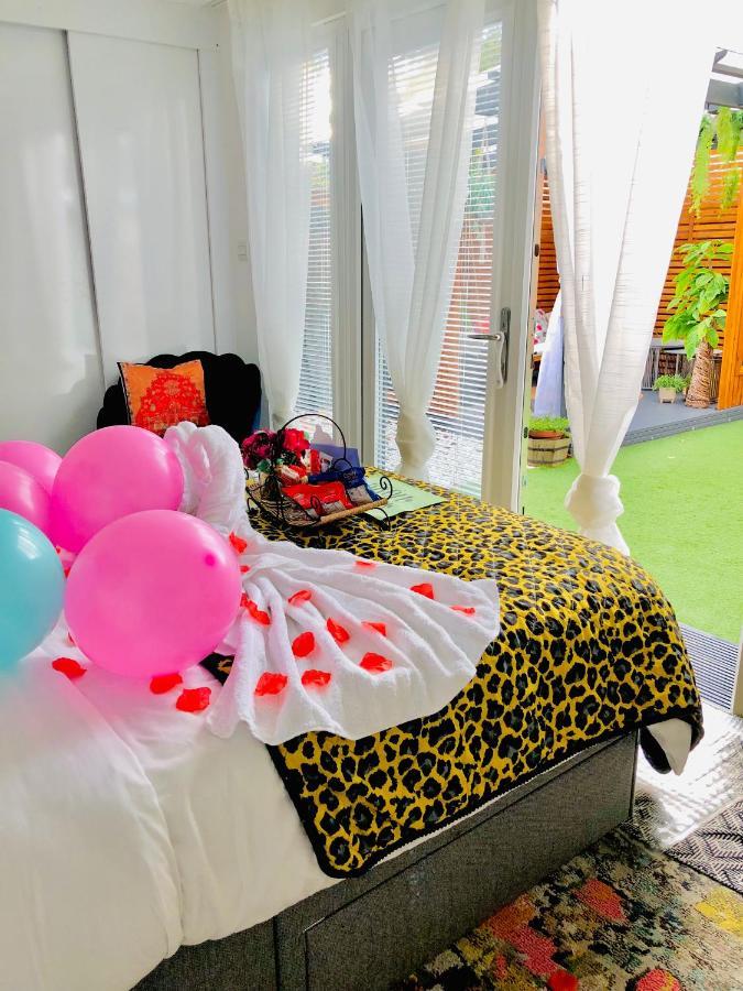 Meezee Pearl Double Bed Lodge With Free Parking Солфорд Экстерьер фото